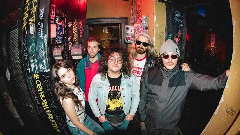 180 grados - Alcalá Norte, Mala Gestión, Dora Band y Rodrigo Cuevas - 05/03/26 - 180 grados | Escuchar