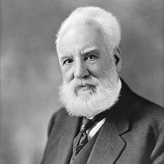 1876: Alexander Graham Bell patenta el teléfono