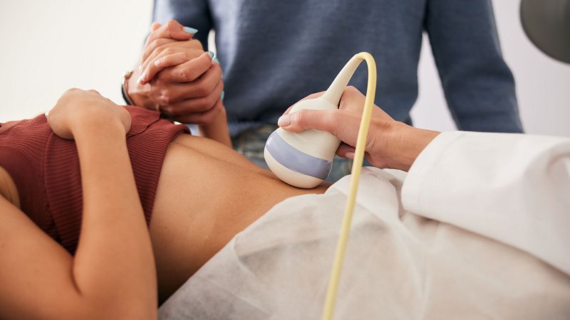 Fecundación in vitro y el coste de ser madre - Mediodía en RNE | Escuchar