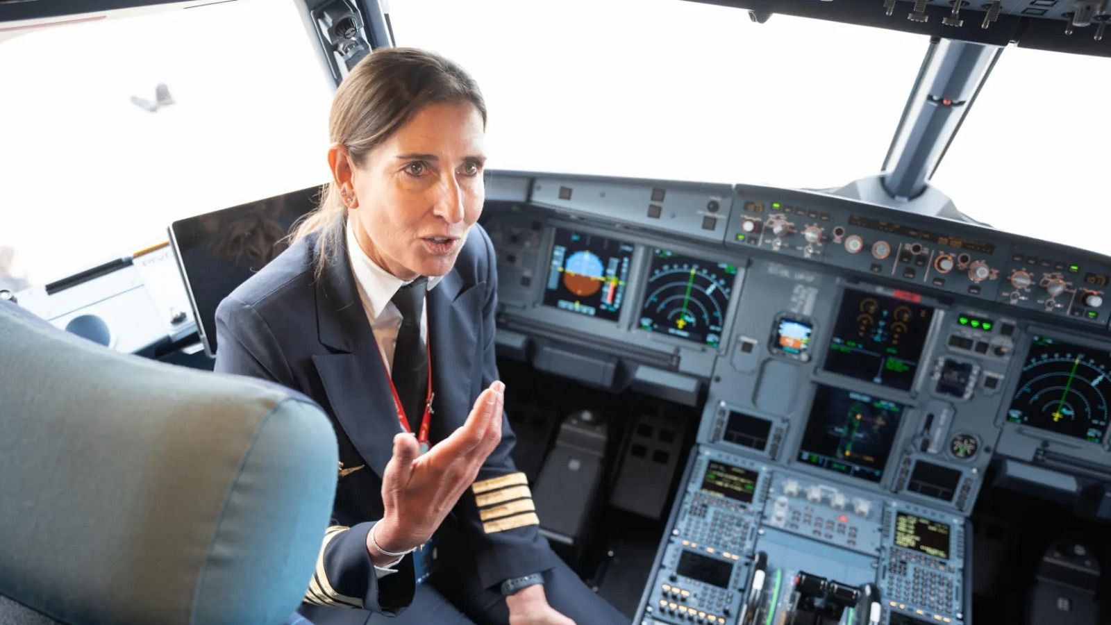 Más mujeres en cabina: las pilotos se triplican en España - Las mañanas de RNE | Escuchar