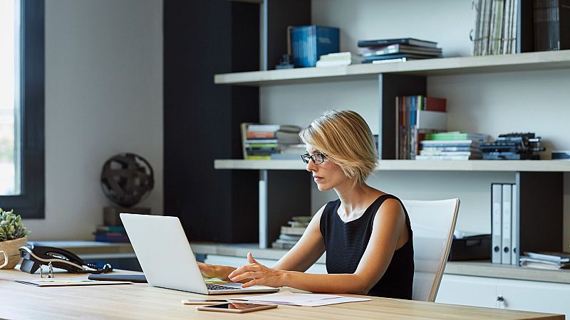 El 'factor cures', el llast laboral de les dones de la maternitat a la jubilació