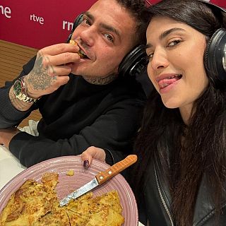 El xef de moda, Carlos Bernal, ens fa la millor truita de patata