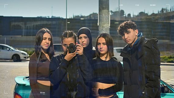 Arriba per primer cop a Barcelona l'exposició "Tenim disset anys", que dona veu i mirada a l'actualitat dels joves