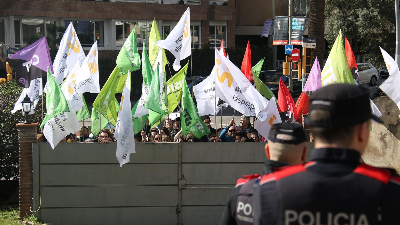 Educació acorda amb CCOO i UGT pujades salarials als docents