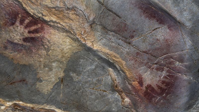 Descubren que las manos de la cueva de El Castillo trazaban una ruta por el interior de la caverna - Cantabria Informativos | Escuchar