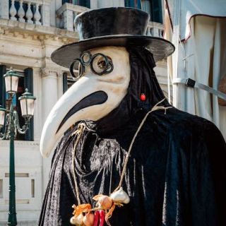 El médico de la peste: del horror a la máscara de carnaval