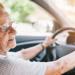 S'ha de posar una edat límit per conduir?