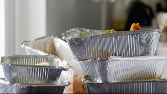 Greenpeace alerta: "Escalfar menjar en envasos de plàstic ens exposa a molts contaminants"