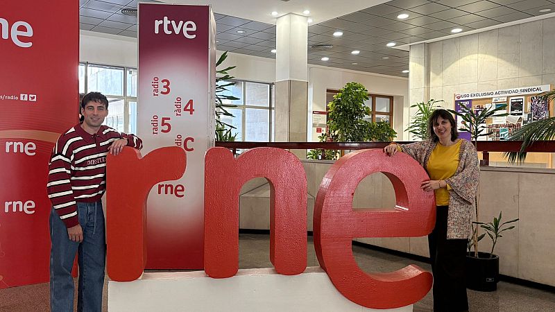 Alejandro Lara y su "Española Fugaz" - A compás | Escuchar