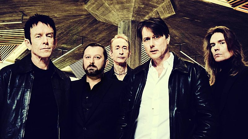 33 Revoluciones por domingo - Suede - 15/03/26 - Escuchar ahora