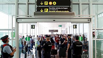 Disfressats de treballadors del Prat: aix� entraven migrants il�legals