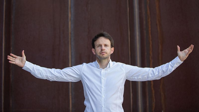 La taberna del puerto - Manuel Busto: director, compositor, artista - 12/03/26 - La taberna del puerto | Escuchar