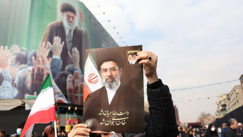 Khamenei manté el tancament de l'estret d'Ormuz i desafia els EEUU - De nit | Escoltar