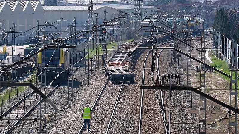 Descarrila un tren de mercancías en Azuqueca de Henares y deja retrasos en Cercanías - Castilla-La Mancha Informativos | Escuchar