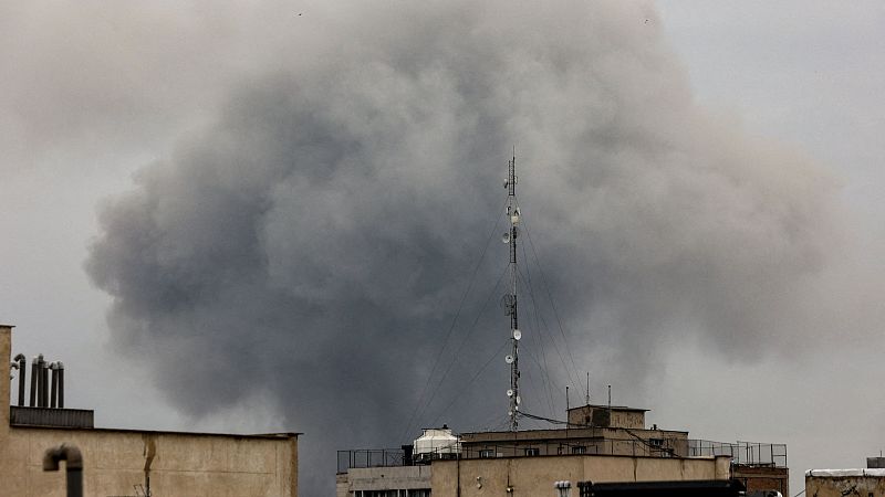 Crónica internacional -  Irán sigue lanzando drones contra infraestructuras estratégicas en los países de la región - Escuchar ahora