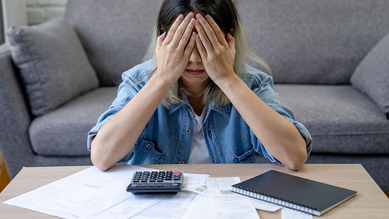 Cuando los problemas económicos afectan a nuestra salud mental - Economía de bolsillo | Escuchar