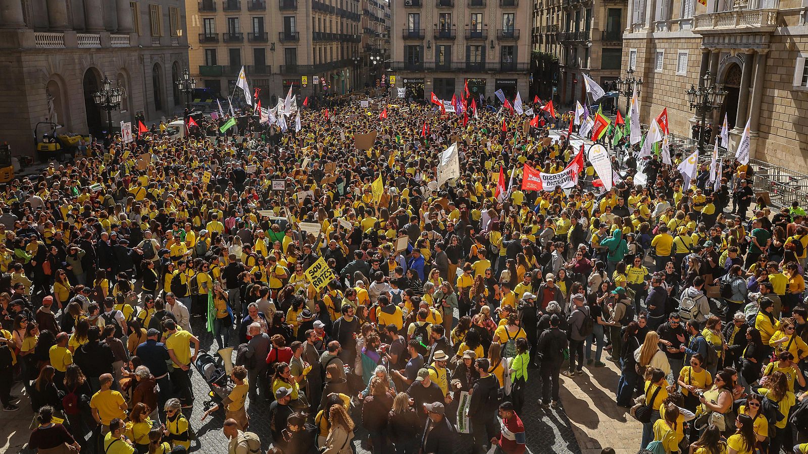 Milers de docents omplen el centre de Barcelona per exigir millores laborals