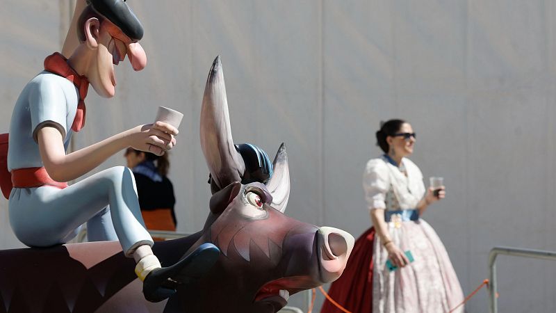 Las Fallas de Valencia, la fiesta del arte y el fuego - Celebrando España | Escuchar