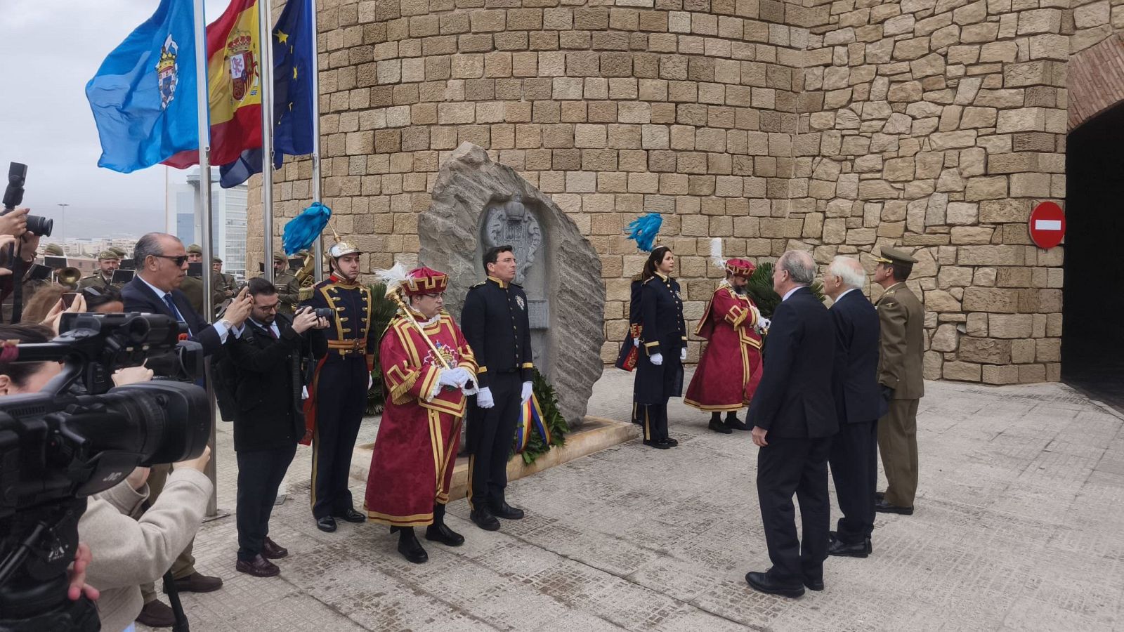 Ofrenda floral por el 251 aniversario del Levantamiento del Sitio de Melilla | Escuchar