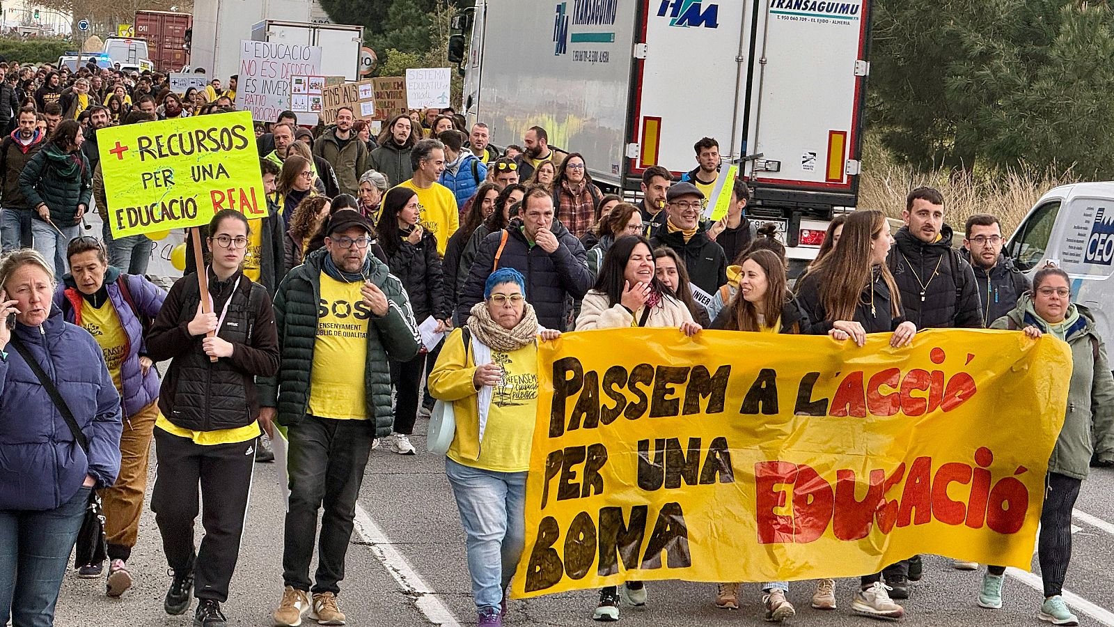 Quart dia de vaga amb talls viaris i protestes massives a Girona