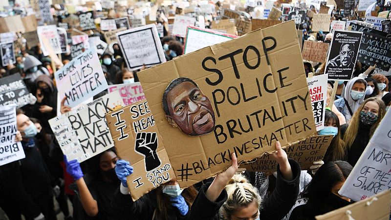 L'Entrellat - Carlos Esca�o: "El racisme en les identificacions policials va a m�s" - L'Entrellat | Escoltar