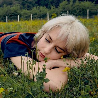 La primavera llega con una fresa en la boca