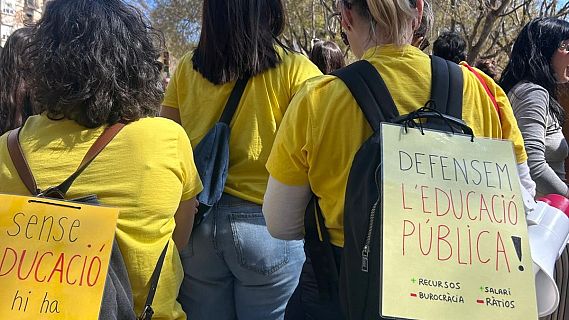 Milers de docents protesten davant del Parlament