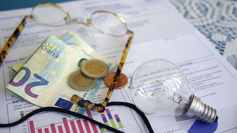 El Pla B - Tert�lia | Protestes de mestres i metges i les mesures socioecon�miques per pal�liar els efectes de la guerra - El pla B | Escoltar