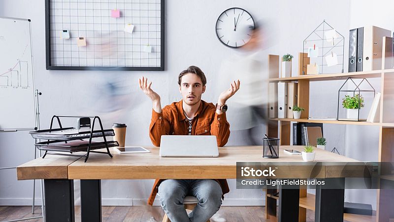 Diez minutos bien empleados - Calentar la silla: la cultura del presentismo - 23/03/26 - Escuchar ahora