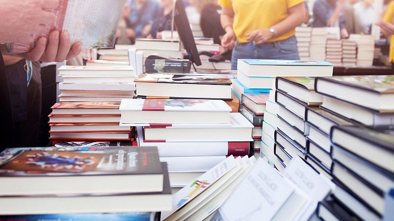 Les llibreries catalanes afronten l’allau de novetats a un mes de Sant Jordi