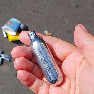 Els perills del 'gas del riure' entre els joves