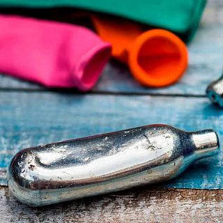 Alerta pel gas del riure, la droga de moda entre els joves que et pot deixar en cadira de rodes!