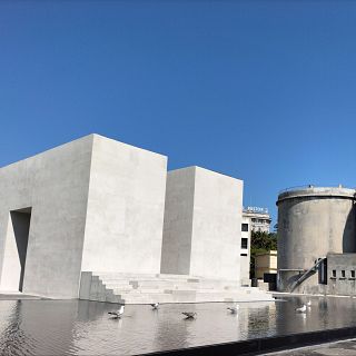 Centro de exposiciones en el muelle de La Coruña