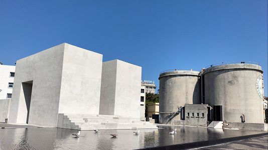 Centro de exposiciones en el muelle de La Coru�a