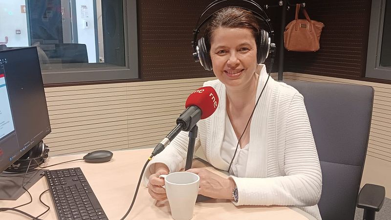 No es un día cualquiera - Dialenguando con Lola Pons | Escuchar