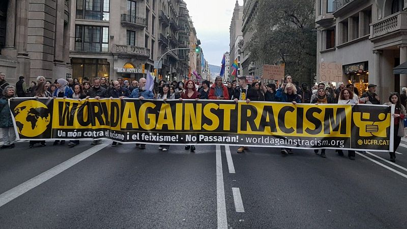 Unes 1.500 persones es manifesten a Barcelona contra el racisme | JOAQUÍN CALVENTE