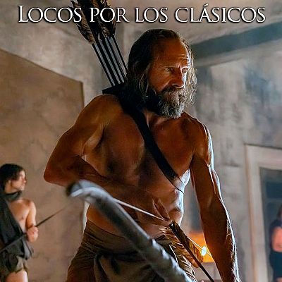 En una escena de la obra, un hombre barbudo y con el torso descubierto sostiene un arco y flechas, mientras que otros dos hombres, uno con una lanza, se encuentran en un interior rústico.