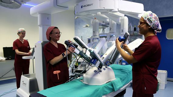 Cinc hospitals comarcals s'alien per adquirir tecnologia rob�tica puntera