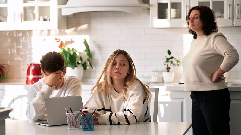 Mapaternitats amb l'Alba Carreres: El burnout parental durant l?adolesc�ncia - Xavif�rnia | Escoltar