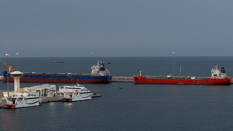 Una hilera de petroleros espera acceso por Ormuz en Omán