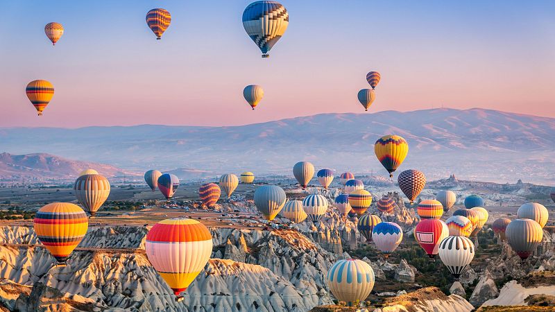 10.000 lugares para viajar con Ángela Gozalo - El hechizo de Capadocia, chimeneas de hadas y ciudades subterráneas - 05/04/26 - Escuchar ahora