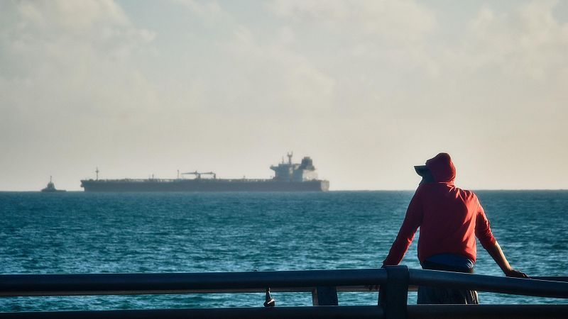 EE.UU. rebaja el bloqueo a Cuba con la llegada de crudo ruso - Hora América | Escuchar