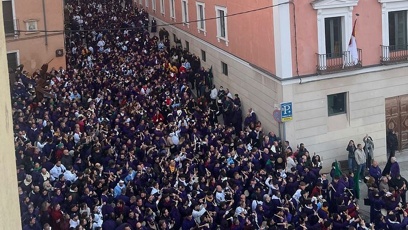 Miles de personas en Las Turbas, la procesión Camino del Calvario de Cuenca - Castilla-La Mancha Informativos | Escuchar