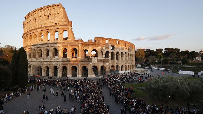 Cinco continentes - Primer Via Crucis del Papa León XIV como pontífice - Escuchar ahora