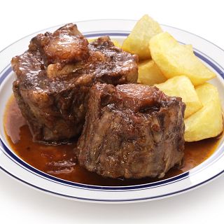 Cocina castizo-andaluza que rinde homenaje al rabo de toro