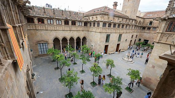 Sant Jordi omple la Generalitat d'actes i recupera la xocolatada
