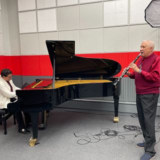 Paquito D'Rivera interpreta en directo