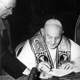 1963: Juan XXIII llama a la paz mundial en su encíclica