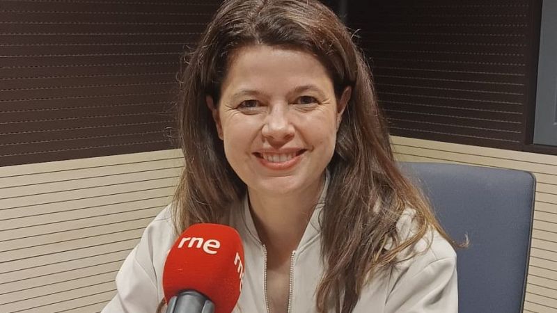 No es un día cualquiera - Dialenguando con Lola Pons | Escuchar