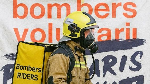 Els bombers denuncien la seva precarietat amb una bicicletada a Barcelona